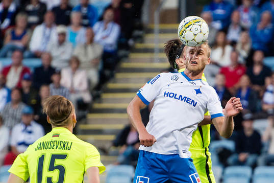 Norrköpings Sebastian Andersson i en nickduell