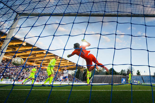 Norrköpings Karl Holmberg gör 2-0 bakom Trakais målvakt