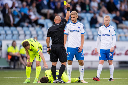 Norrköpings Sebastian Andersson tilldelas ett gult kort