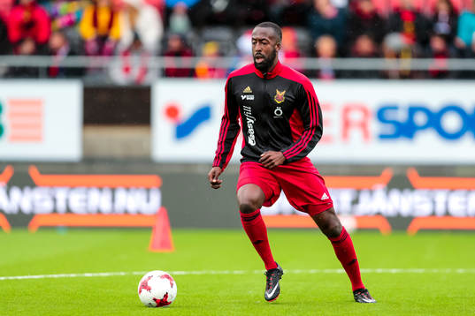 Östersunds Ronald Mukiibi före fotbollsmatchen i kvalet