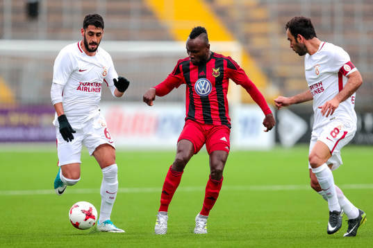 Östersunds Samuel Mensiro i duell mot  Galatasarays Selcuk