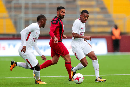 Galatasarays Garry Rodrigues och Östersunds Saman Ghoddos