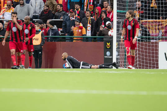 Östersunds målvakt Aly Keita räddar en boll