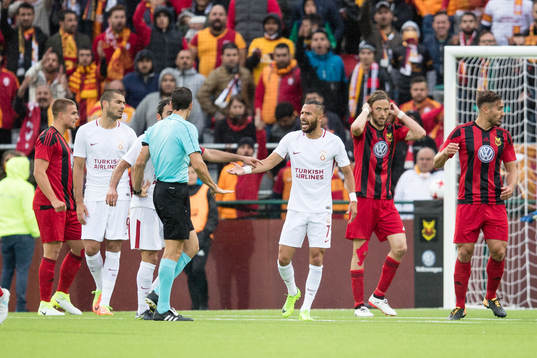 galatasarays Yasin Özetkin irriterad på Domare Juan
