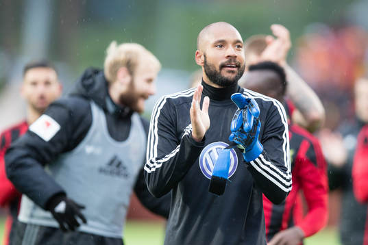 Östersunds målvakt Aly Keita  jublar