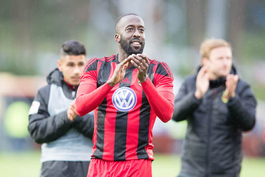 Östersunds Ronald Mukiibi  jublar