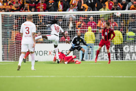 galatasarays Bafetimbi Gomis missar en målchans
