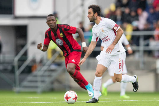 galatasarays Selcuk Inan mot Alhaji Gero