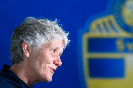 Förbundskapten Pia Sundhage blir intervjuad