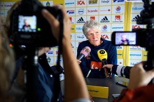 Förbundskapten Pia Sundhage blir intervjuad