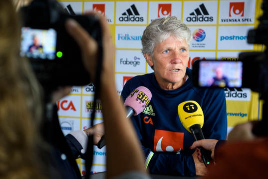 Förbundskapten Pia Sundhage blir intervjuad