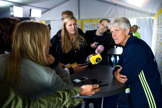 Förbundskapten Pia Sundhage blir intervjuad