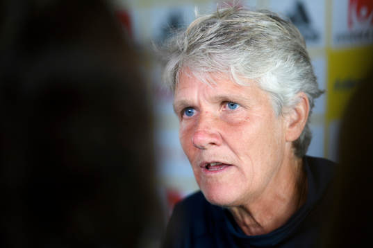 Förbundskapten Pia Sundhage blir intervjuad
