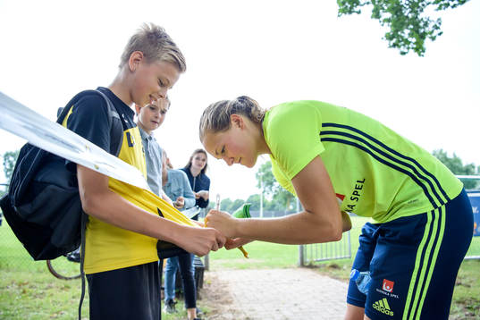 Magdalena Eriksson skriver autografer