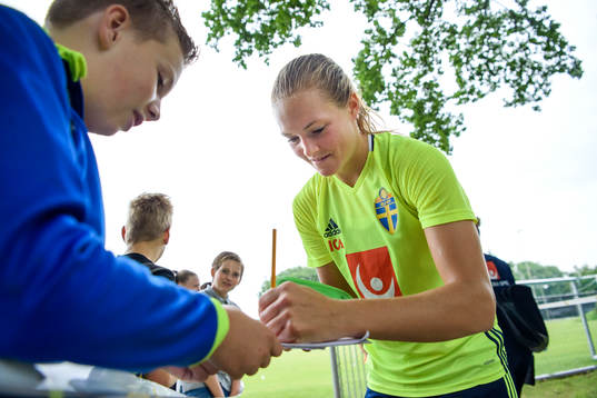 Magdalena Eriksson skriver autografer