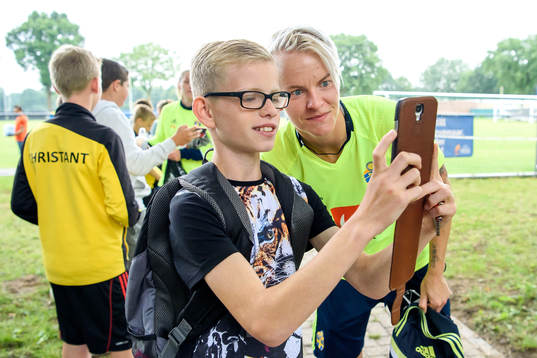 Nilla Fischer tar en selfie med en supporter
