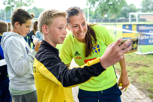 Lotta Schelin tar en selfie med en supporter