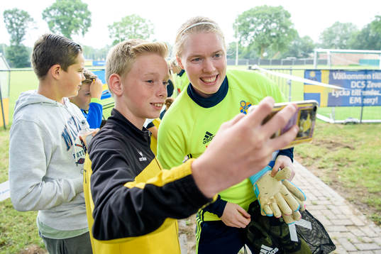 Målvakt Hedvig Lindahl tar en selfie med en supporter