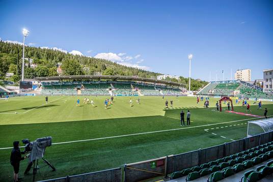Sundsvalls och Halmstads spelare värmer upp