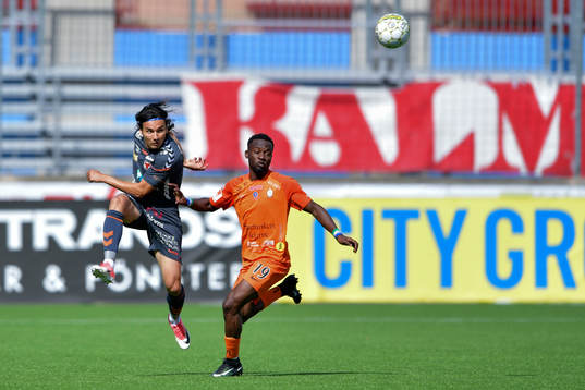 Kalmars Emin Nouri och AFC Eskilstunas Buya Turay i kamp om