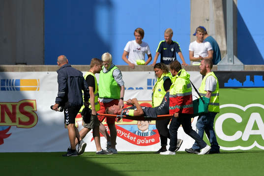 Kalmars Viktor Elm lämnar planen på bår