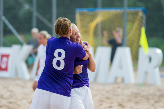 Beach FFs Beatrice Brolin jublar med Natahalie Dahlqvist