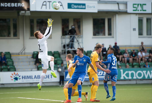 Halmstads målvakt Isak Pettersson räddar skott