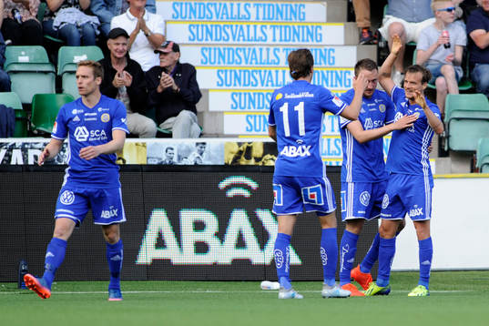 Sundsvalls Eric Larsson jublar med lagkamrater