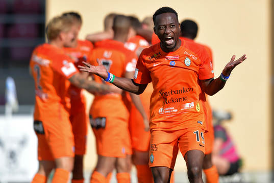 AFC Eskilstunas Buya Turay jublar