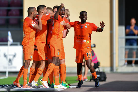 AFC Eskilstunas Ludvig Öhman jublar med lagkamrater