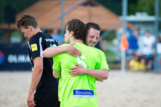 Bermannia FCs Jimmy Lie jublar med Bermannia FCs Oscar