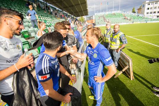 Sundsvalls Eric Larsson jublar med publiken
