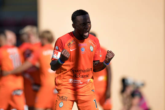 AFC Eskilstunas Buya Turay jublar