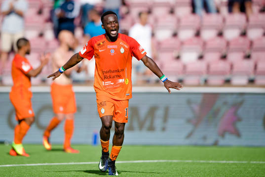 AFC Eskilstunas Buya Turay jublar