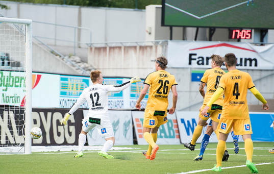Halmstads målvakt Isak Pettersson släpper in 1-0 målet
