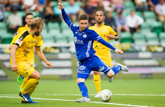 Sundsvalls Kristinn Freyr Sigurdsson testar skott, täcks