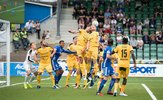 Halmstads Fredrik Liverstam nickar undan en hörna