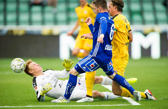 Halmstads målvakt Isak Pettersson räddar skott från