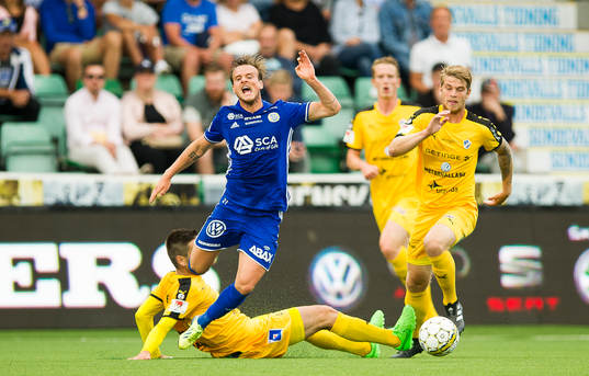 Sundsvalls Eric Larsson tacklas av Ivo Pekalski