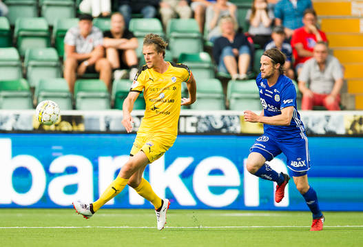 Halmstads Fredrik Liverstam jagas av Sundsvalls Linus