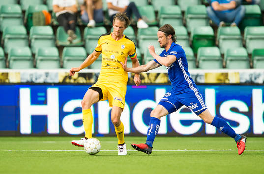 Halmstads Fredrik Liverstam jagas av Sundsvalls Linus