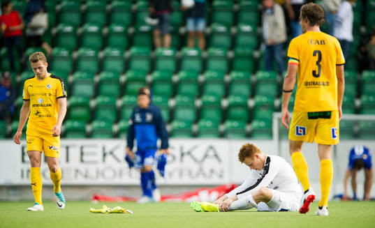 Halmstads målvakt Isak Pettersson deppar