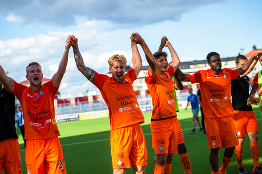AFC Eskilstunas spelare jublar