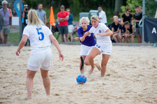Vetlanda United IFs Ellen Sterner i kamp om bollen med