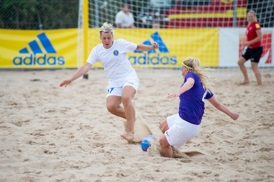 Vetlanda United IFs Malin Lorentzon i kamp om bollen med