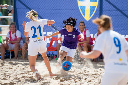 Vetlanda United IFs Julia Karlsson i kamp om bollen med
