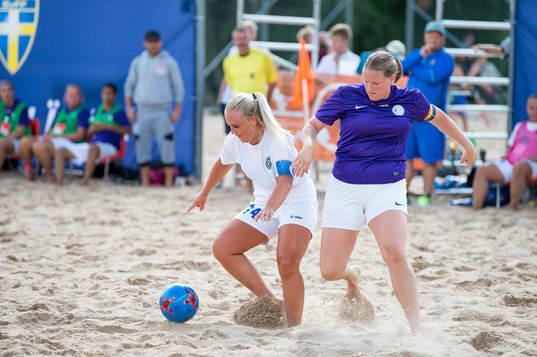 Vetlanda United IFs Matilda Falk i kamp om bollen med Beach