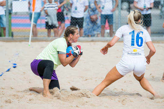 Beach FFs målvakt Sara Ramsfeldt i kamp om bollen med