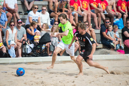 Bemannia FCs Oscar Lindblad i kamp om bollen med Glömminge