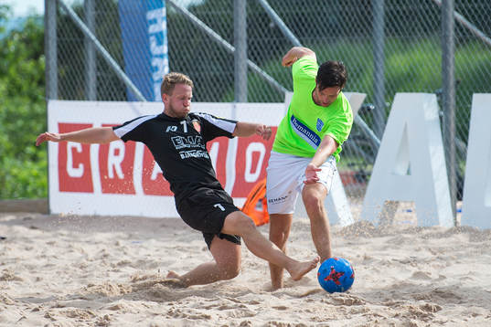 Glömminge IFs Charlie Nilsson i kamp om bollen med